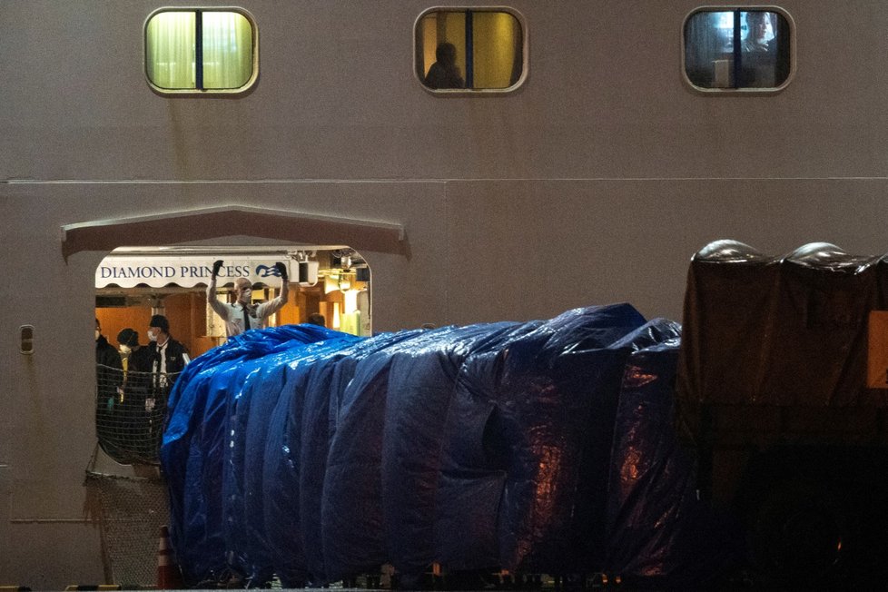 Evakuace Američanů z výletní lodi Diamond Princess (16.2.2020)