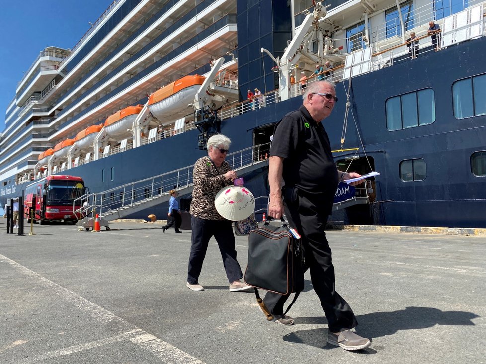 Kambodža nechala po dvou týdnech na moři přistát výletní loď společnosti Carnival Cruise s 1455 cestujícími na palubě. (15.2.2020)