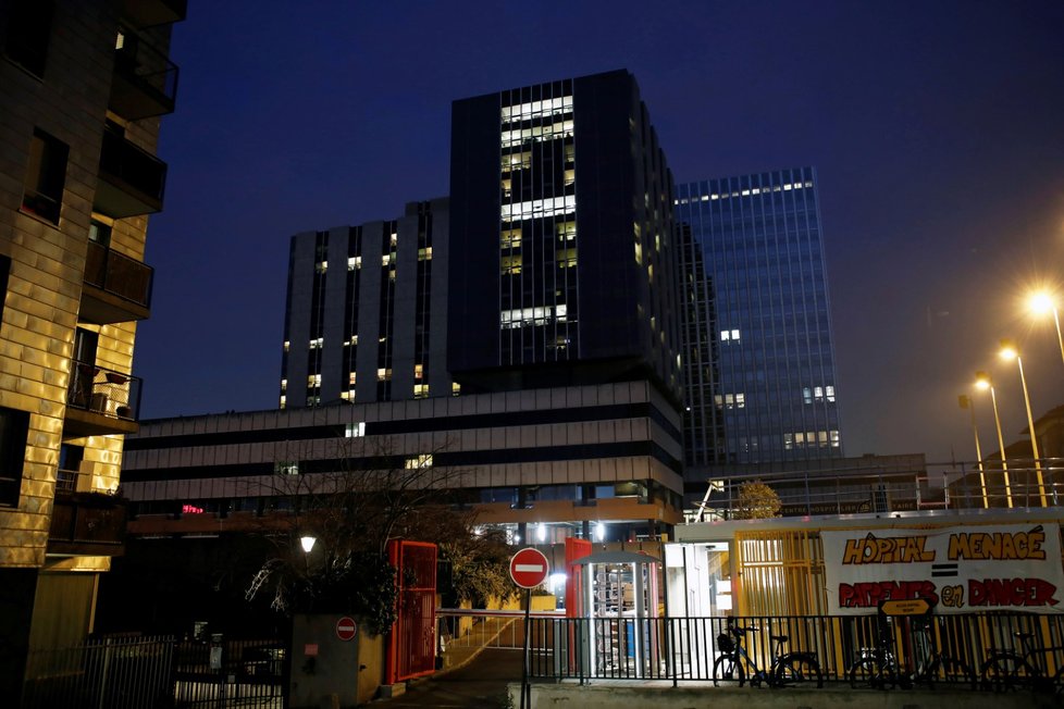 V pařížské nemocnici Bichat-Claude Bernard se starají o dva pacienty s novým koronavirem.