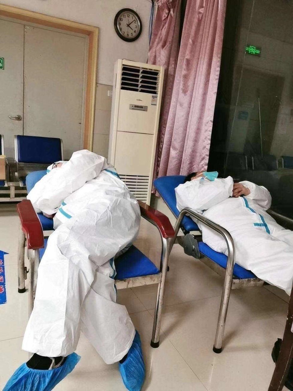 Epidemii koronaviru pociťuje ve Wu-chanu personál v nemocnicích, který pracuje téměř nonstop. Fotografie unavených doktorů a sester se šíří po sociálních sítích.