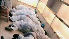 Epidemii koronaviru pociťuje ve Wu-Chanu personál v nemocnicích, který pracuje téměř nonstop. Fotografie unavených doktorů a sester se šíří po sociálních sítích.