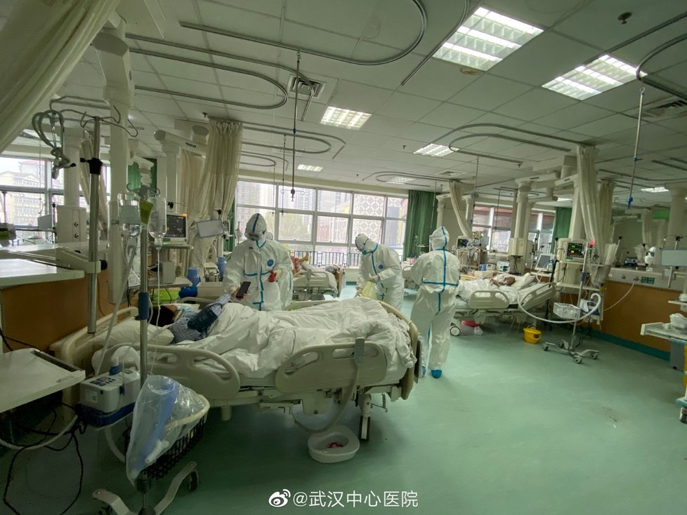 Nemocnice v čínském městě Wu-chan přestala zvládat nápor nemocných.