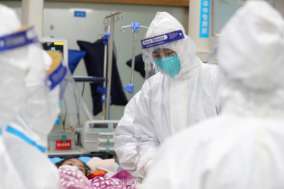 Nemocnice v čínském městě Wu-Chan nezvládala nápor nemocných.
