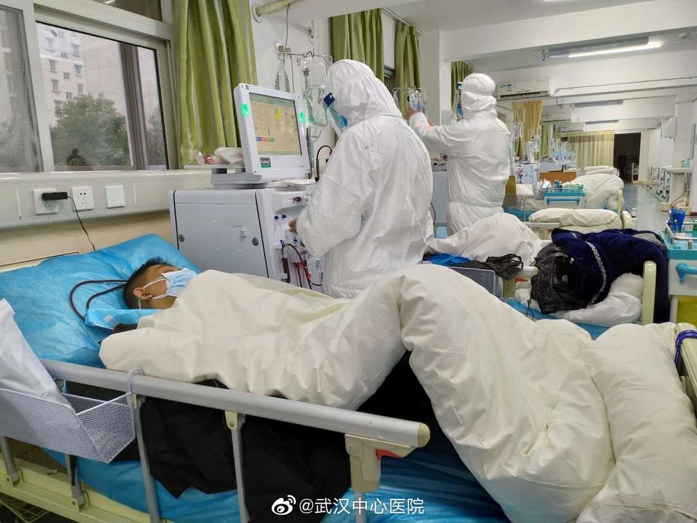 Nemocnice v čínském městě Wu-Chan přestala zvládat nápor nemocných.