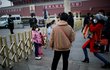 Roušky nosí i lidé v Pekingu.