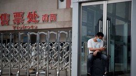 Koronavirová opatření na vlakovém nádraží v Pekingu.