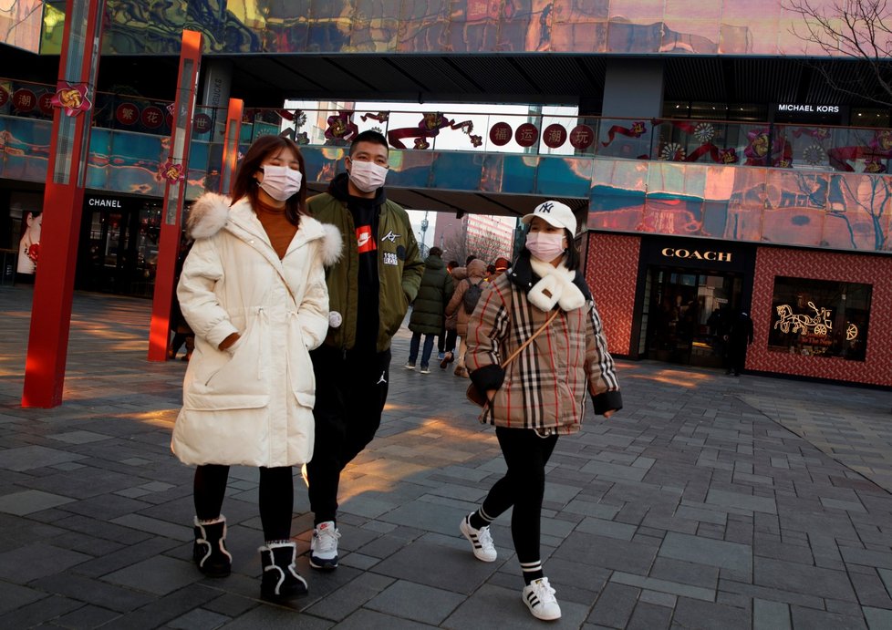Roušky už nosí i lidé v metropoli Peking. (25. 1. 2020)