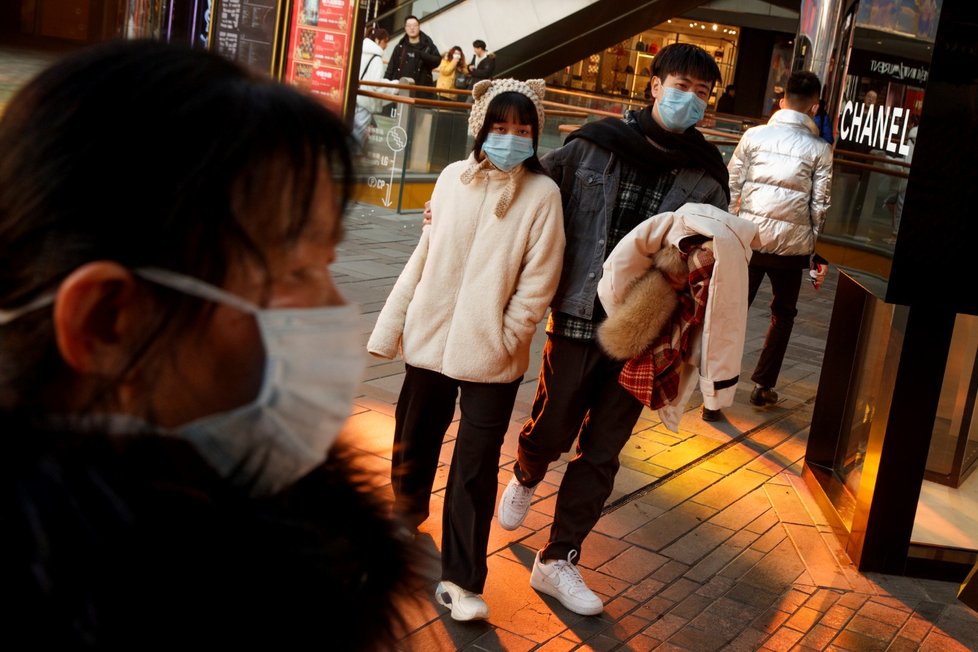 Roušky už nosí i lidé v metropoli Peking. (25.1.2020)
