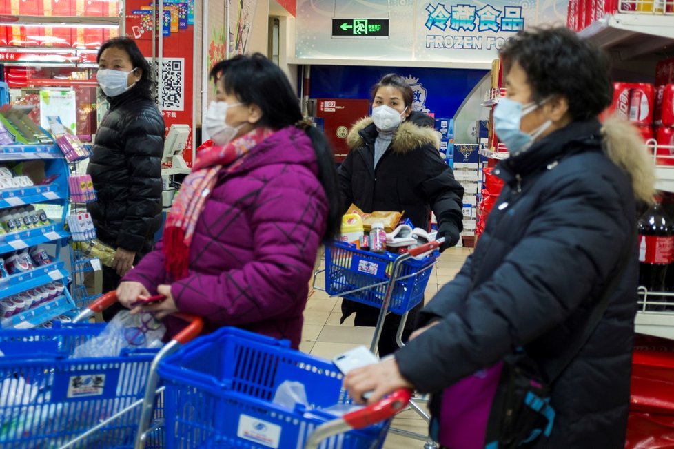 Roušky už nosí i lidé v metropoli Peking. (25.1.2020)