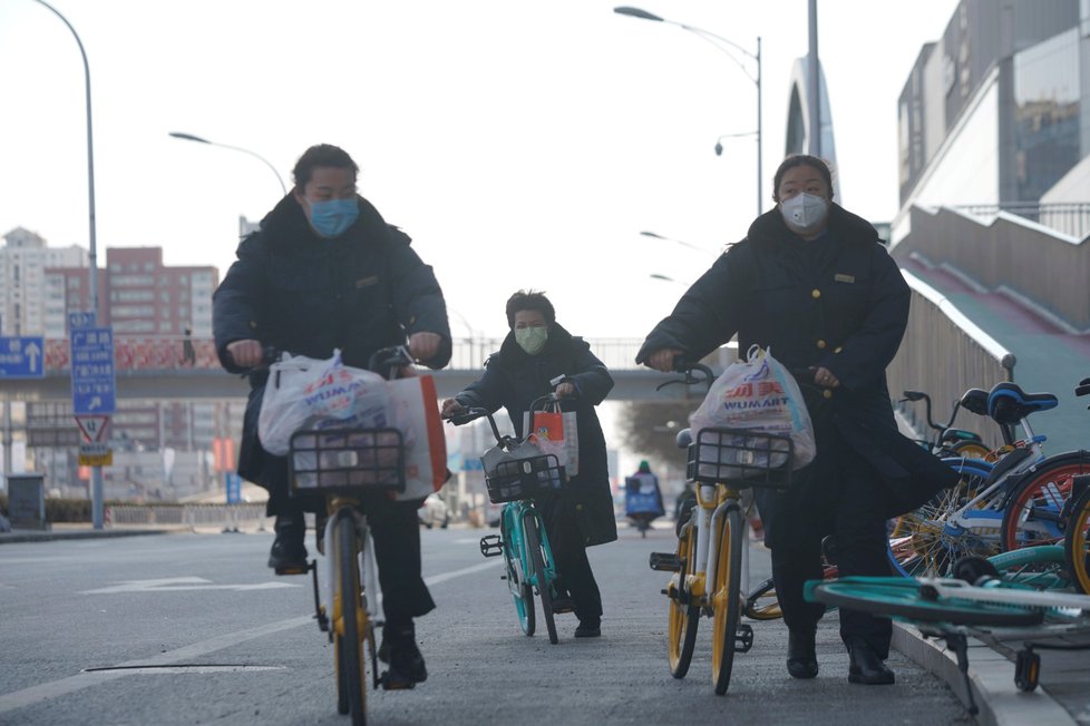Takhle vypadá život v Pekingu. Ochranné roušky a masky nosí lidé všude.