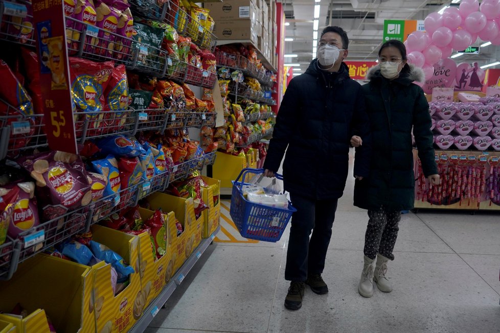 Takhle vypadá život v Pekingu. Ochranné roušky a masky nosí lidé všude.