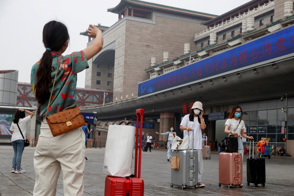 Koronavirová opatření na vlakovém nádraží v Pekingu.