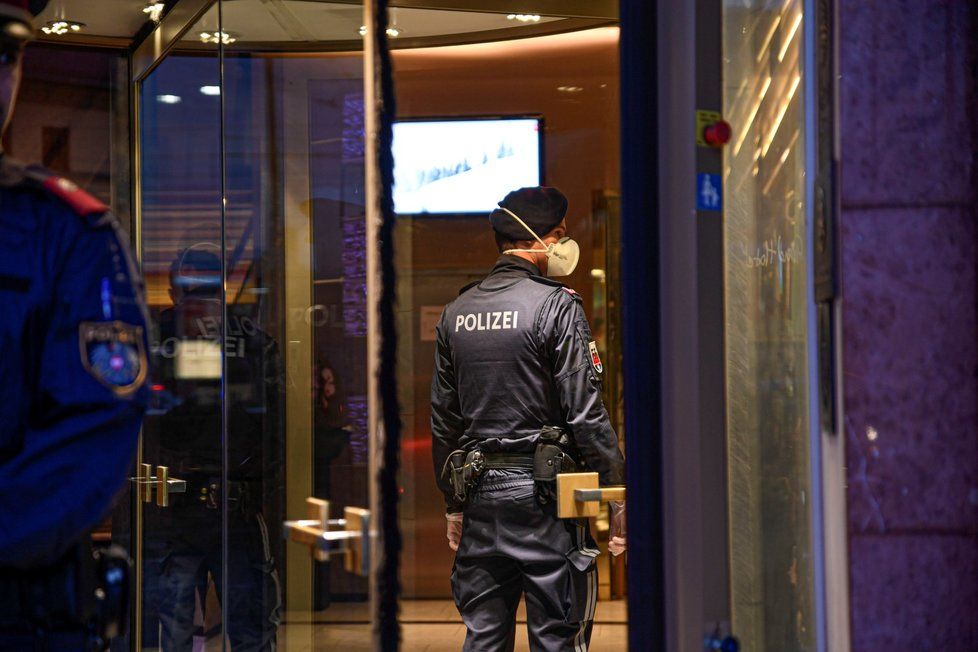 Policie u Grand Hotel Europa v Innsbrucku, kde pracuje jako recepční žena, u níž byl potvrzen koronavirus. (25. 2. 2020)