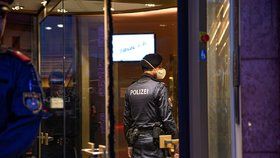 Policie u Grand Hotel Europa v Innsbrucku, kde pracuje jako recepční žena, u níž byl potvrzen koronavirus. (25. 2. 2020)