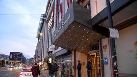 Policie u Grand Hotel Europa v Innsbrucku, kde pracuje jako recepční žena, u níž byl potvrzen koronavirus. (25. 2. 2020)