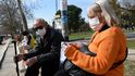 Lidé v okolí nemocnice Thessaloniki, kde byl potvrzen první případ koronaviru v Řecku, nosí roušky. (26.2.2020)