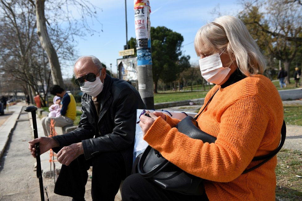 Lidé v okolí nemocnice Thessaloniki, kde byl potvrzen první případ koronaviru v Řecku, nosí roušky. (26.2.2020)