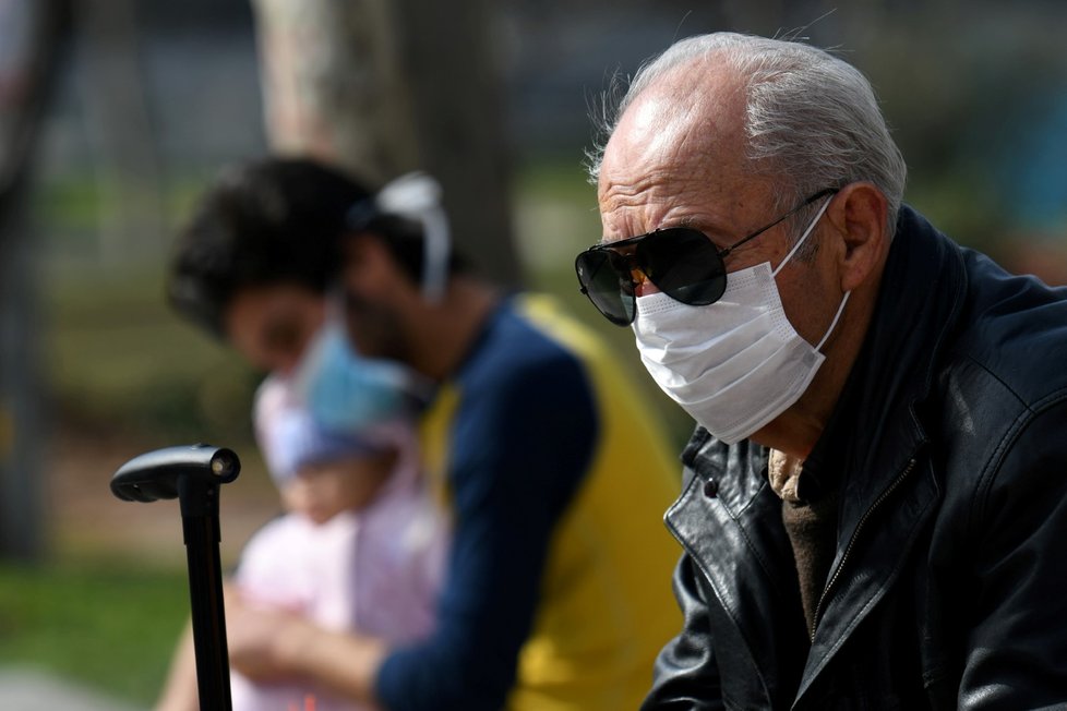 Lidé v okolí nemocnice Thessaloniki, kde byl potvrzen první případ koronaviru v Řecku, nosí roušky. (26.2.2020)