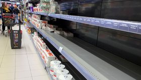 Panice propadli i obyvatelé Španělska. Z regálů supermarketů mizí hygienické potřeby a trvanlivé potraviny (10. 3. 2020).