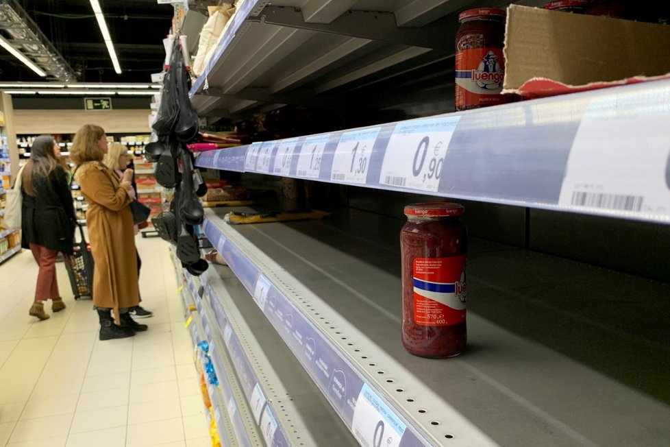 Panice propadli i obyvatelé Španělska. Z regálů supermarketů mizí hygienické potřeby a trvanlivé potraviny (10. 3. 2020).