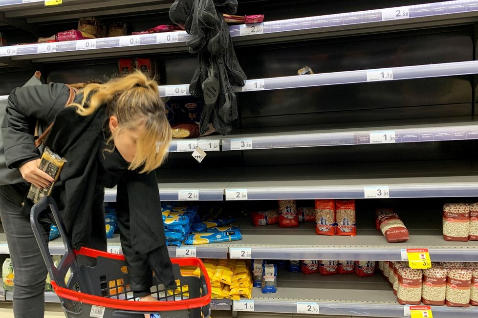 Panice propadli i obyvatelé Španělska. Z regálů supermarketů mizí hygienické potřeby a trvanlivé potraviny (10. 3. 2020).