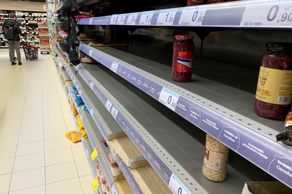 Panice propadli i obyvatelé Španělska. Z regálů supermarketů mizí hygienické potřeby a trvanlivé potraviny. (10.3.2020)