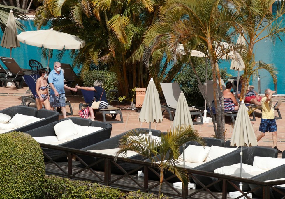 V izolovaném hotelu na Tenerife mají turisté roušky i při opalování.