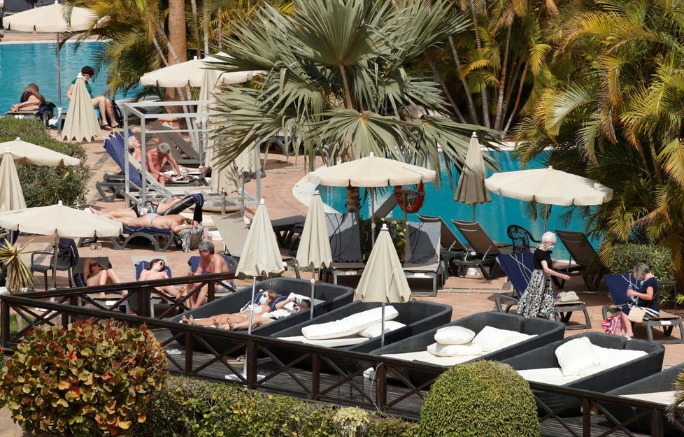 V izolovaném hotelu na Tenerife mají turisté roušky i při opalování.