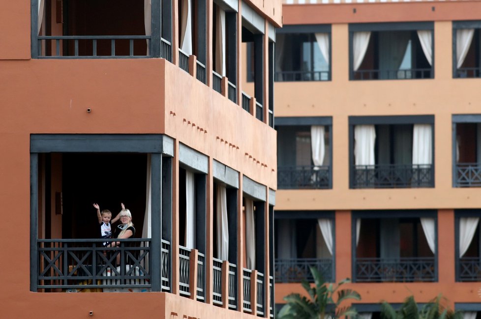 Stovky turistů zůstávají v karanténě v hotelu na ostrově Tenerife. (27.2.2020)