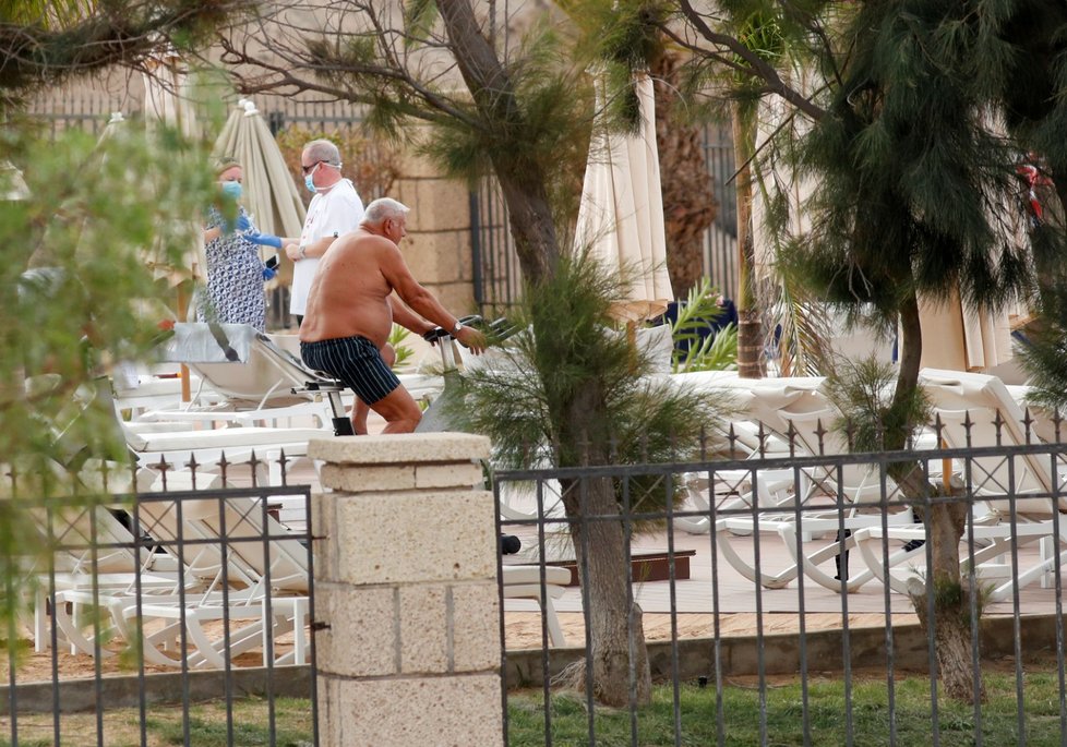 Stovky turistů zůstávají v karanténě v hotelu na ostrově Tenerife. (27. 2. 2020)