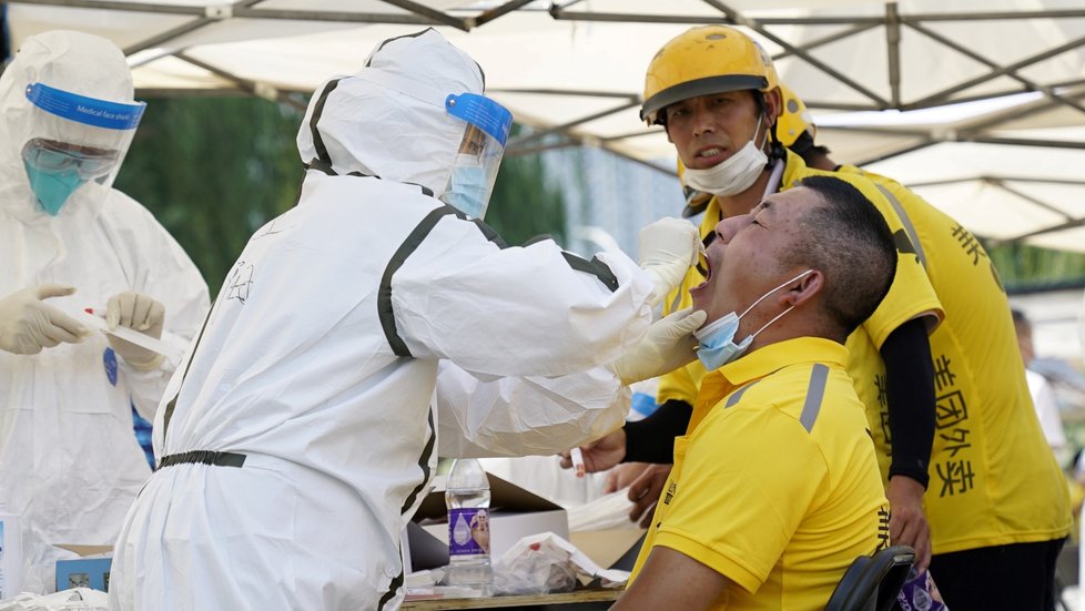 Testování na koronavirus v Pekingu.