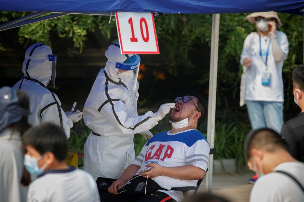 Testování na koronavirus v Pekingu.