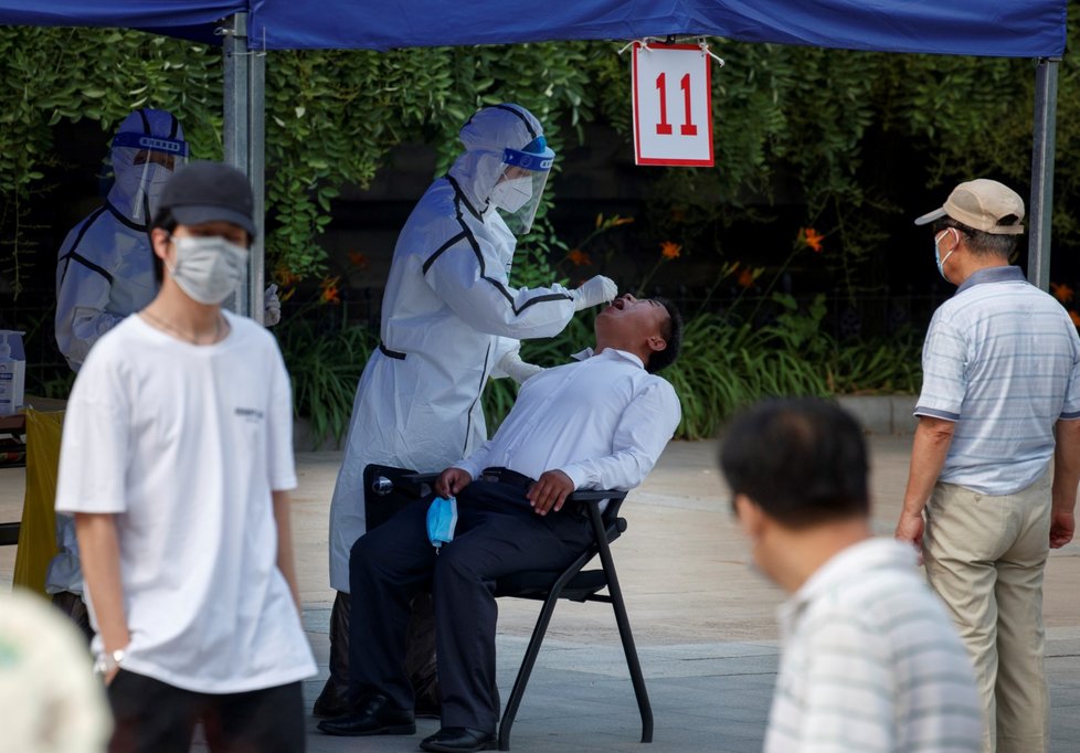 Testování na koronavirus v Pekingu.