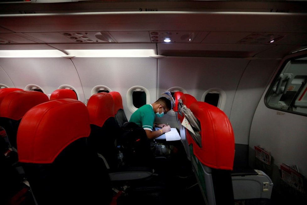 Strach z koronaviru je znát i v letadlech thajských aerolinek.