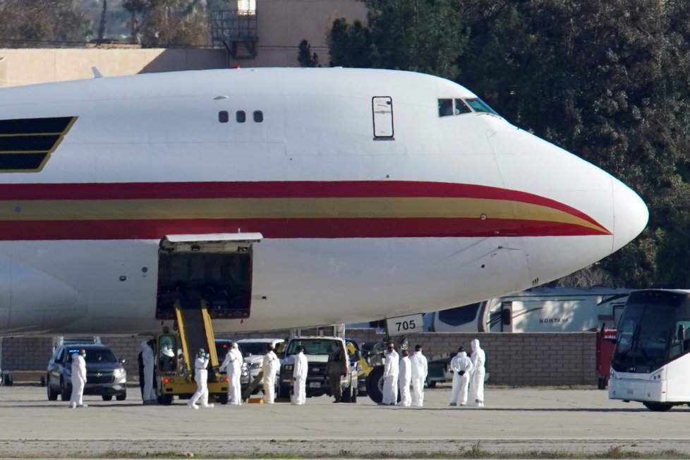 Letadlo se zhruba dvěma stovkami Američanů přistálo v Kalifornii. (29. 1. 2020)