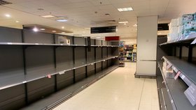 Panice propadli i Britové. Ze supermarketů mizí hygienické potřeby a trvanlivé potraviny. (9.3.2020)