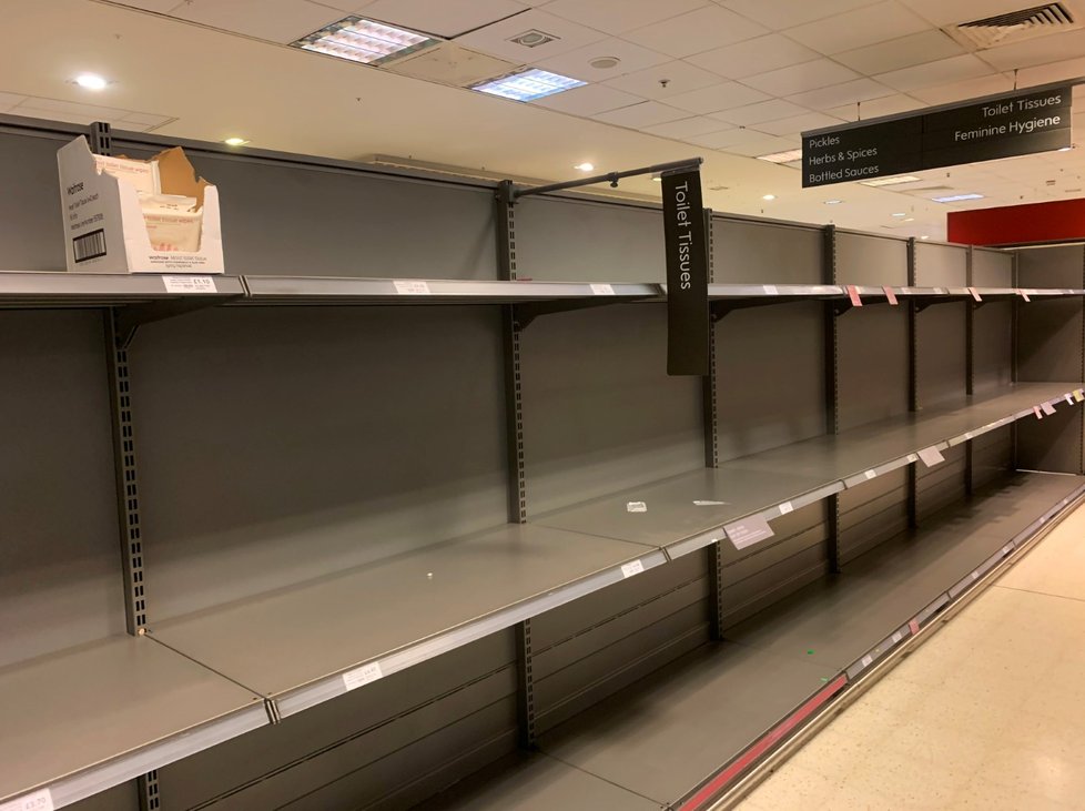 Panice propadli i Britové. Ze supermarketů mizí hygienické potřeby a trvanlivé potraviny. (9.3.2020)