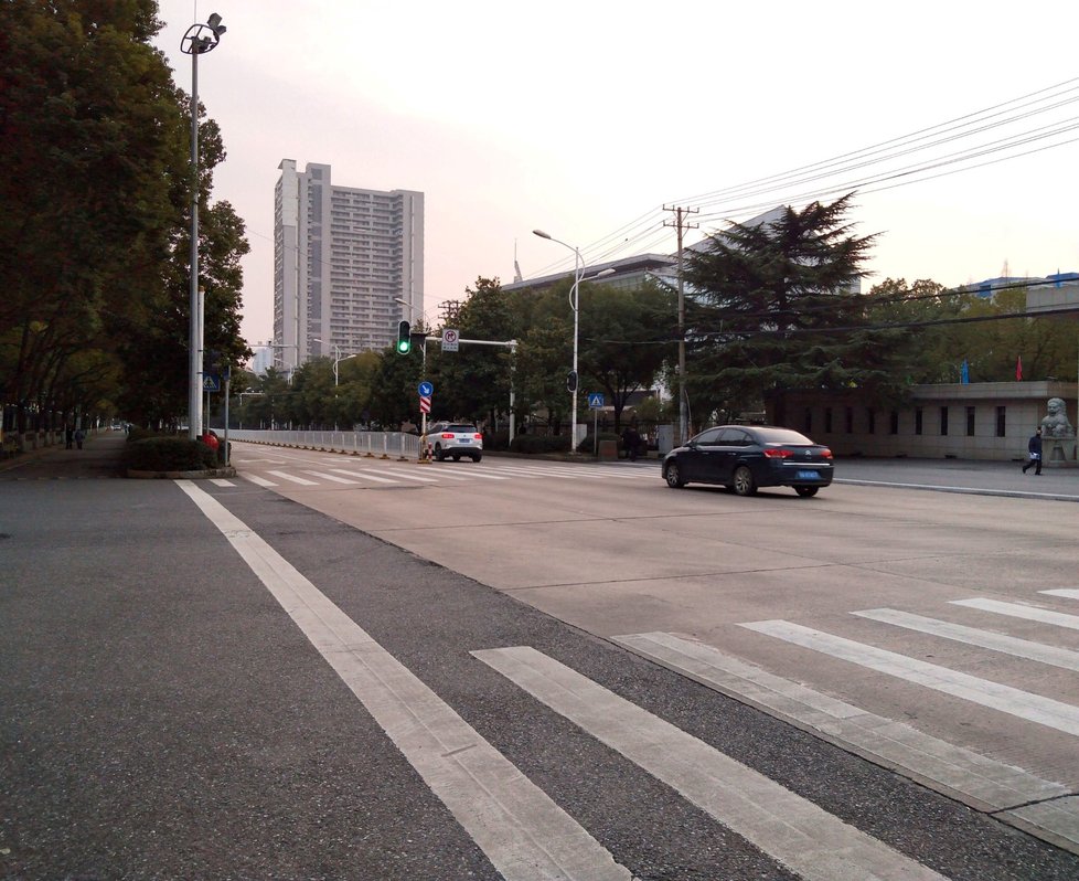 Ulice jedenáctimilionového Wu-Chanu zejí prázdnotou.