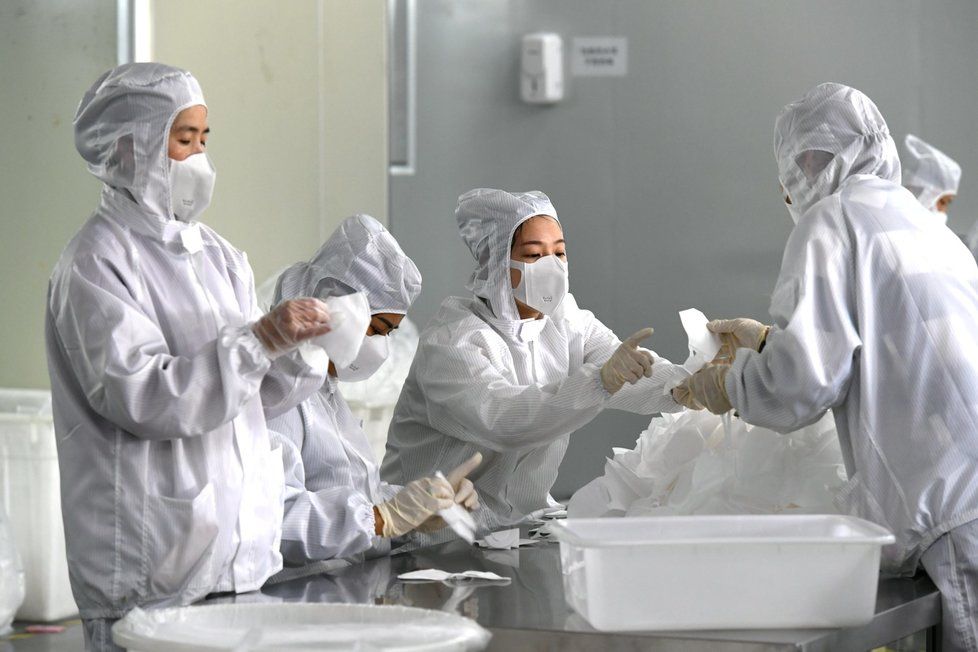 Čínské továrny na výrobu ochranných pomůcek jedou nonstop.