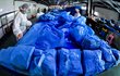 Továrny na výrobu masek a ochranných obleků jedou v Číně na plné obrátky. Podniky zkrátily novoroční svátky. (28.1.2020)