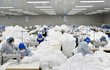 Továrny na výrobu ochranných obleků jedou v Číně naplno
