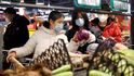 Koronavirus ovlivňuje život v celé Číně. Lidé nosí roušky a masky v práci i na nákupech