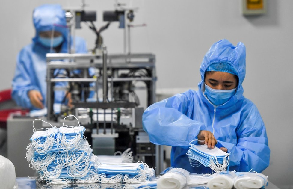 Továrny na výrobu masek a ochranných obleků jedou v Číně na plné obrátky. Podniky zkrátily novoroční svátky. (28. 1. 2020)