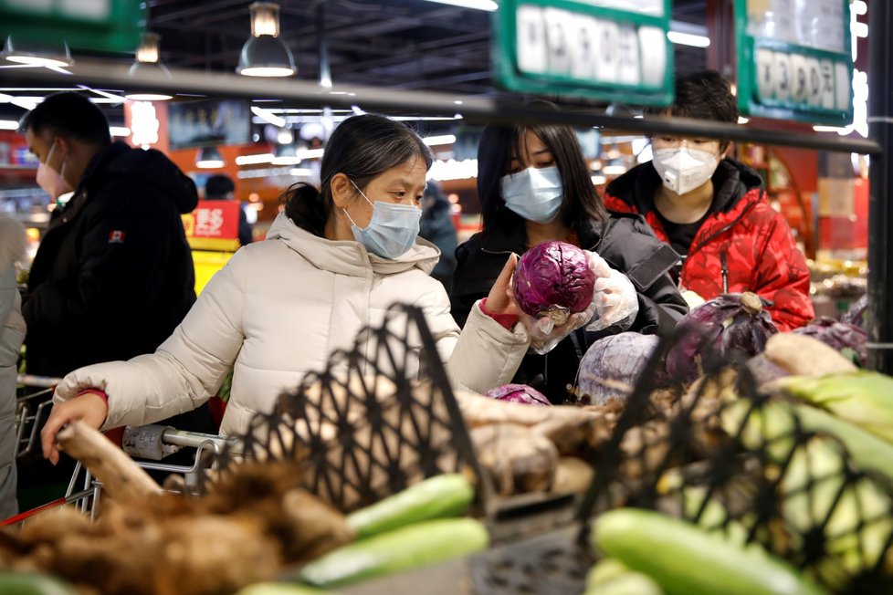 Koronavirus ovlivňuje život v celé Číně. Lidé nosí roušky a masky v práci i na nákupech.