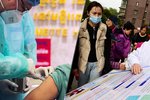 Čína nutí obyvatele k vakcinaci, domy jsou označené podle proočkovanosti rezidentů.