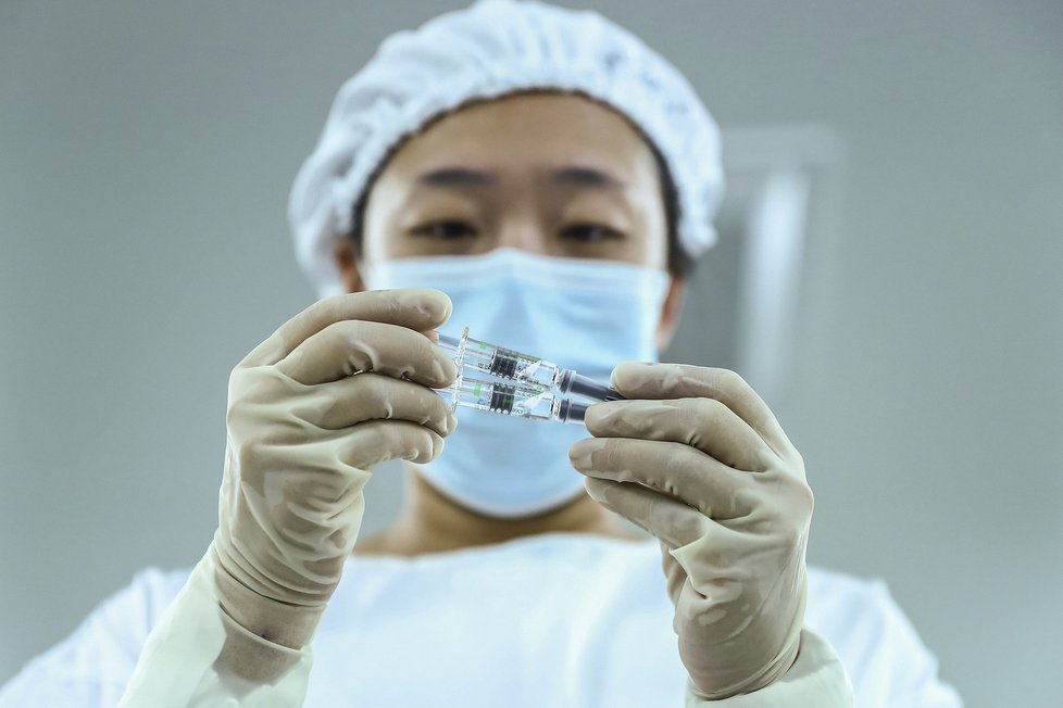Čína schválila vakcínu proti koronaviru od společnosti Sinopharm.