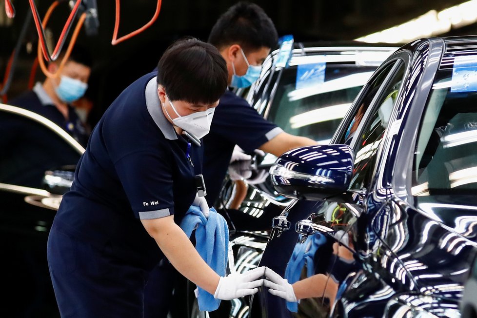 Čína se po koronavirové krizi vrátila k normálnímu chodu. Pracovníci automobilek povinně nosí masky, u oběda sedí sami, (13.05.2020).