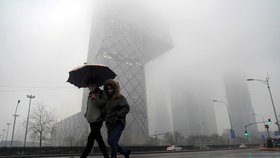 Lidé v rouškách se prochází v Pekingu (29.2.2020)