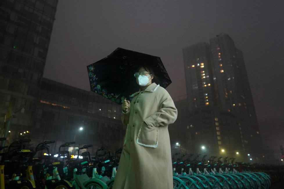 Muž v roušce v Pekingu (29.2.2020)
