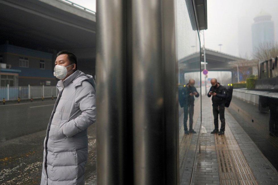 Muž v roušce v Pekingu (29.2.2020)